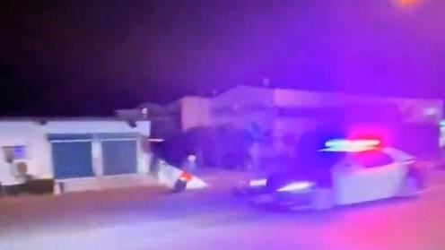 苗栗17歲少年無照飆車遭警車攔檢，竟在大馬路上多次逆向遛警車。（圖／翻攝自社會事新聞影音）