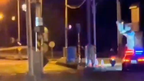 少年最終在附近巷弄內遭警方攔截落網，全案依公共危險等罪嫌移送偵辦。（圖／翻攝自社會事新聞影音）