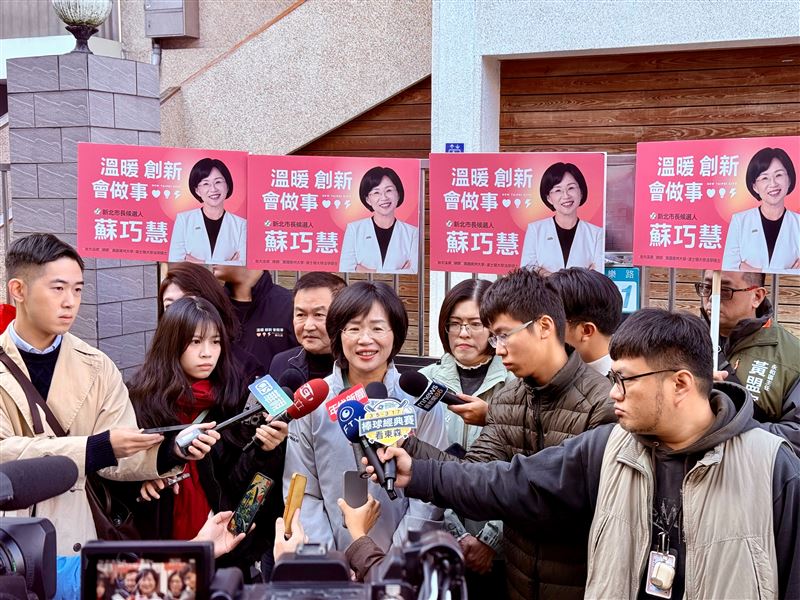 民進黨新北市長參選人蘇巧慧赴永和永安市場掃街（圖／蘇巧慧辦公室提供）