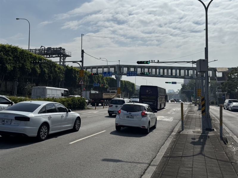 前三大違規態樣也出爐，以闖紅燈居冠，狂開3萬3073張罰單。（圖／翻攝畫面）