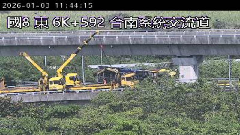 現場吊掛作業還在善後中，警方提醒用路人及早改道。（圖／翻攝畫面）