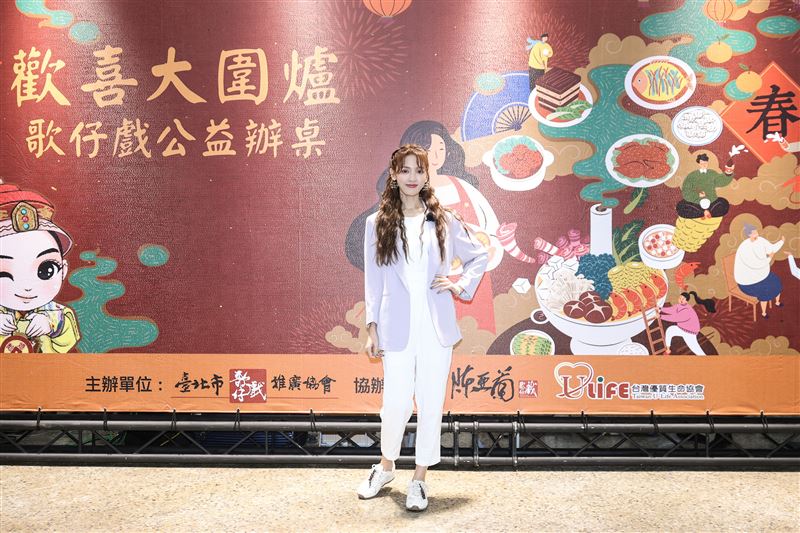 謝雨芝出席陳亞蘭製作歌仔戲實境綜藝《女俠俱樂部》開鏡。（圖／尊鵬國際有限公司提供）