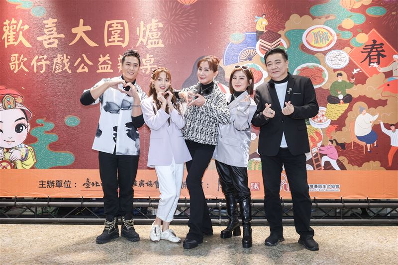 陳亞蘭（中）製作歌仔戲實境綜藝《女俠俱樂部》開鏡，集結莊凱勛（左起）謝雨芝、王彩樺、白雲參與。（圖／尊鵬國際有限公司提供）