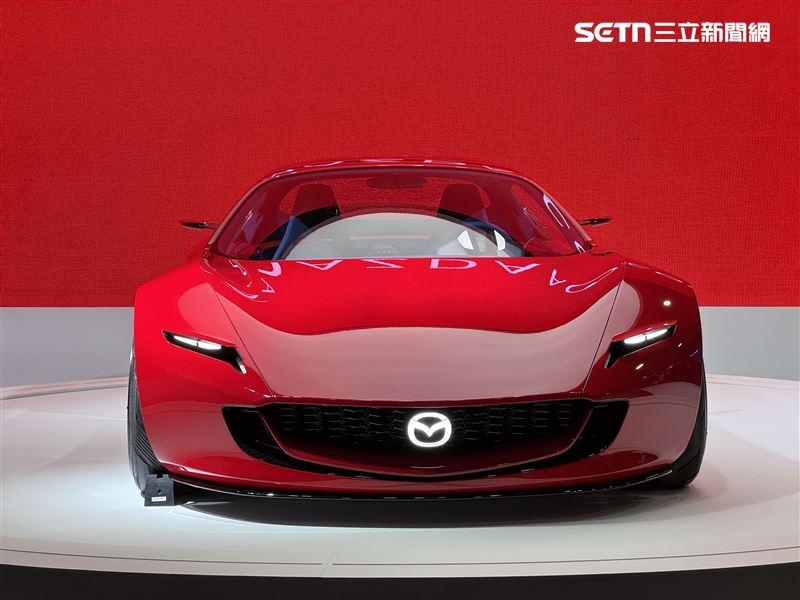 上掀式頭燈與側掀車門，勾勒出強烈跑車輪廓。（圖／記者鍾釗榛攝影）