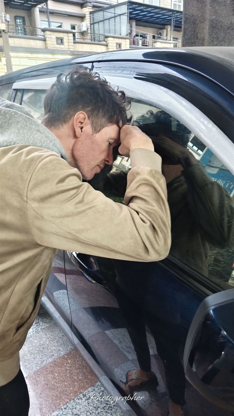 吉雷米鑰匙、包包不小心鎖在車內，發文沒多久立刻有人衝現場幫解鎖。（圖／翻攝自吉雷米-一粒米臉書）