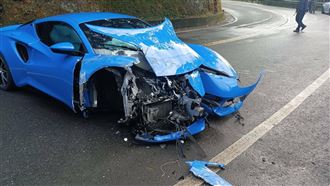 新／蓮花跑車疑剎車故障　出遊北宜撞護欄