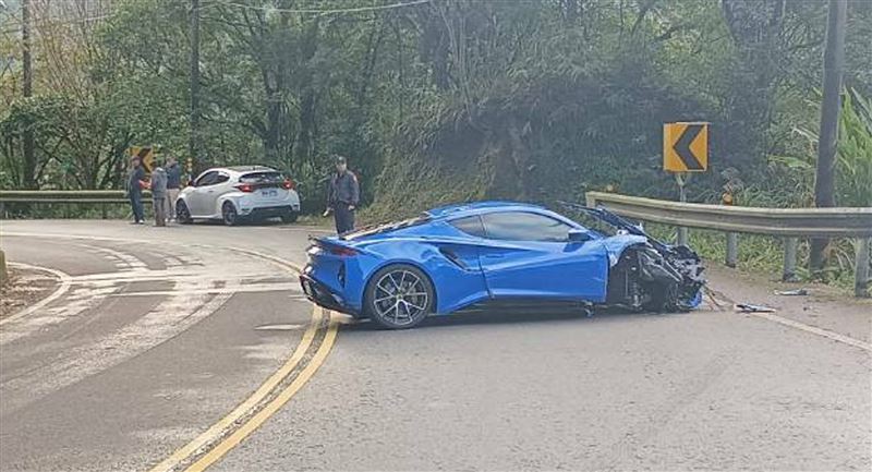 蓮花跑車自撞護欄事故現場情形。（圖／翻攝畫面）