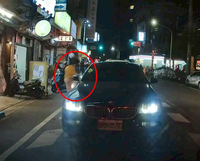 騎士閃避不及撞擊行人。（圖／翻攝自《新竹大小事》）