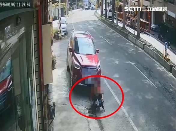 女子蹲在路邊逗弄小狗，慘遭休旅車輾過重傷，目前仍在加護病房治療。（圖／翻攝畫面）