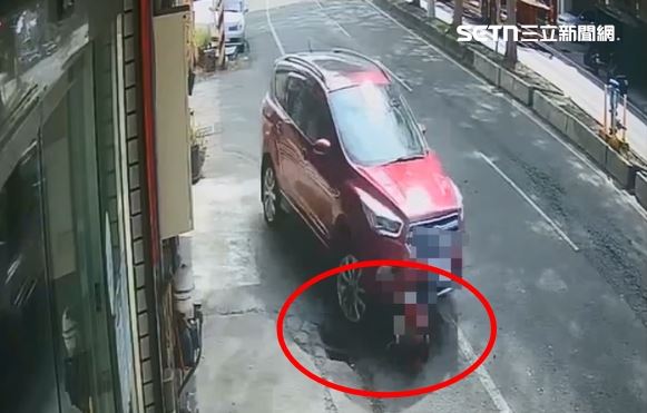 休旅車駕駛未注意車前狀況，蹲在車前的女子及小狗慘遭輾壓，1死1重傷。（圖／翻攝畫面）