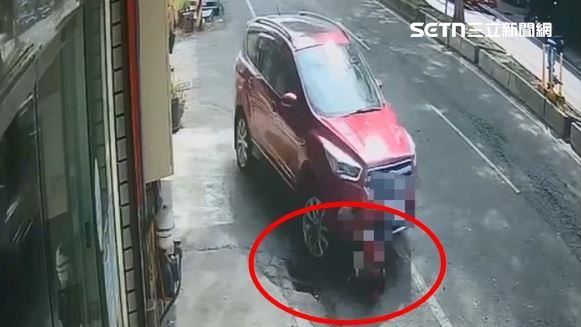 女蹲路邊玩狗遭輾畫面曝！肋骨穿肺命危