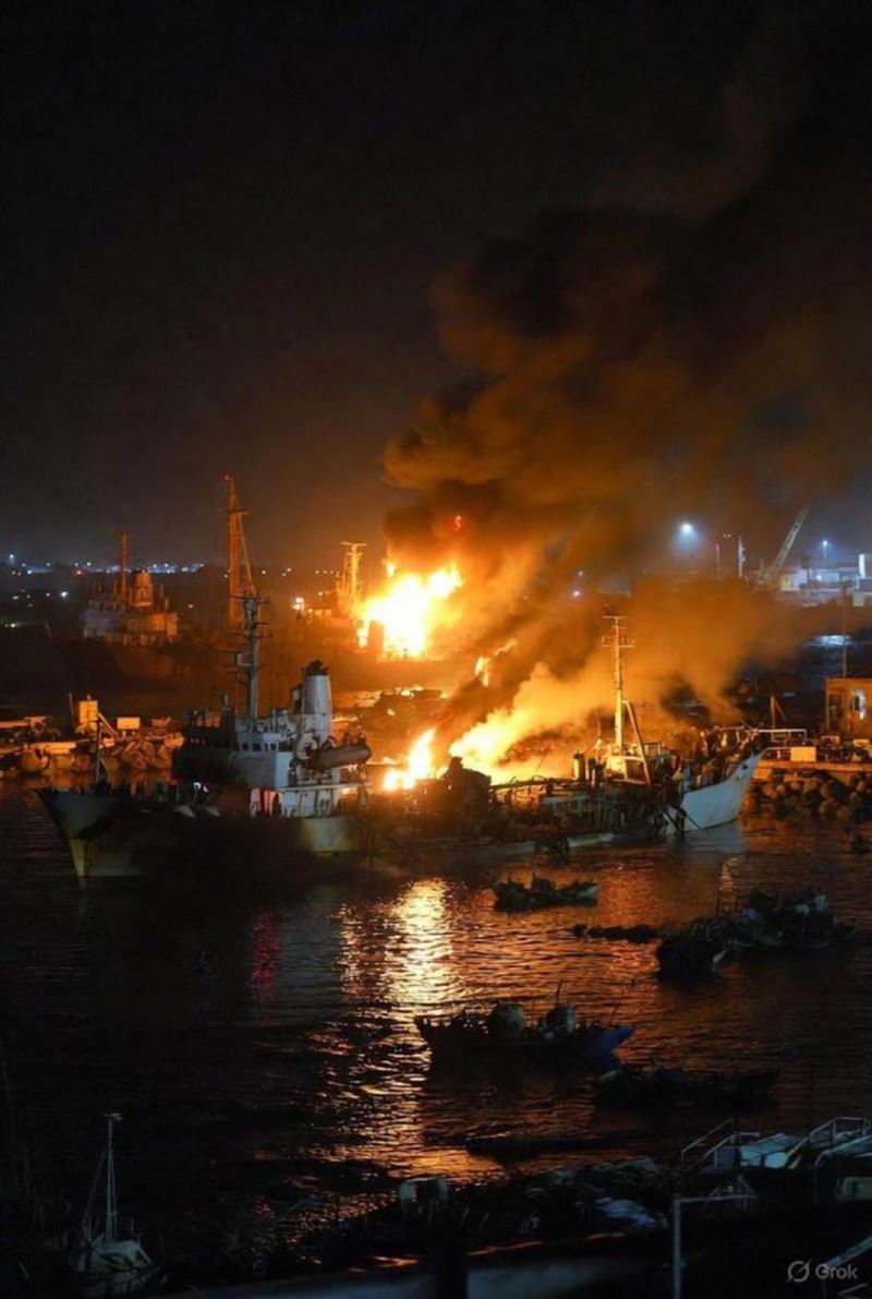 於去年12月30日遭沙國空中打擊的阿聯運武船。（圖／翻攝自X平台 @ainemey）