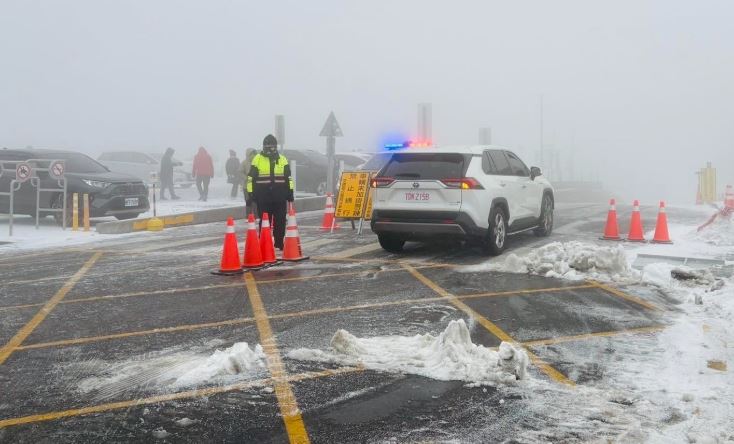 瞬間變成台灣人人都認識的合歡山「小姐姐」後，造型變了！小編逗趣的PO文說,可能是先前曝光小姐姐的模樣，這次看到小姐姐都投注「死亡凝視」的眼光，兩人的逗趣互動，讓不少網友也留言覺得太可愛。（圖／翻攝中橫路況交通資訊站）