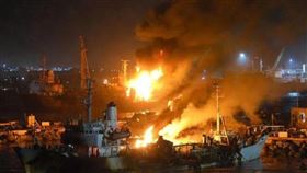 於去年12月30日遭沙國空中打擊的阿聯運武船。（圖／翻攝自X平台 @ainemey）