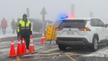 小編在貼文中自嘲，這次小姐姐遠遠就一直盯著他看，無論他嘗試走到哪裡，對方始終不放棄用那種「銳利且充滿殺氣」的眼神鎖定。（圖／翻攝中橫路況交通資訊站）