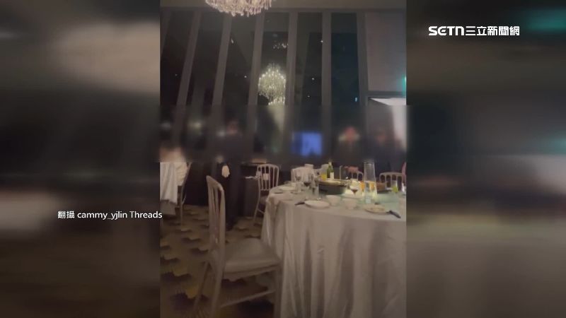 水滴從水晶吊燈滴落下來，在場貴賓相當錯愕