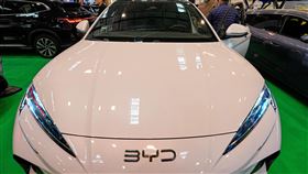 比亞迪超車特斯拉，成為2025年純電動車銷售冠軍。（圖／美聯社／達志影像）