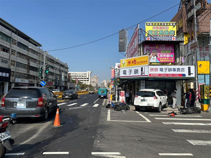 3名機車騎士被波及後送醫救治。（圖／翻攝畫面）