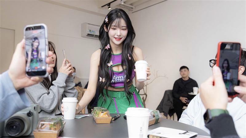 連莊啦啦隊小魔女韓籍成員高佳彬出席一日店長活動。（圖／CHEER UP提供）