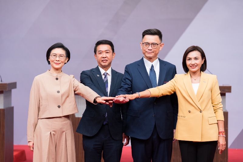 民進黨高雄市長提名政見會民進黨3日舉辦高雄市長提名政見會，參選人民進黨立委林岱樺（左1）、許智傑（左2）、賴瑞隆（右2）、邱議瑩（右1）等4人在開始前疊手表達團結