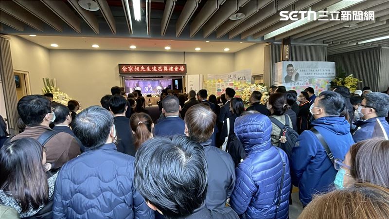 北捷英雄余家昶棺木被覆蓋台北市旗及國旗。（圖／記者楊忠翰攝影）