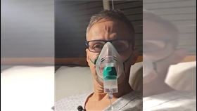 55歲的金融分析師坎波洛（Paolo Campolo）因強行打開1處緊急出口，成功救出15至20位年輕人，而被外界譽為英雄。（圖／翻攝自20 Minuten）