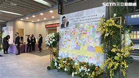 台北車站悼念牆的紙條成了余家昶告別式的布置之一。（圖／記者楊忠翰攝影）