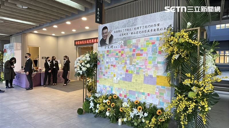 台北車站悼念牆的紙條成了余家昶告別式的布置之一。（圖／記者楊忠翰攝影）