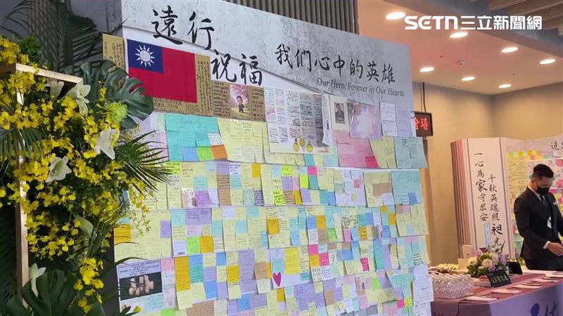 台北車站悼念牆的紙條成了余家昶告別式的布置之一。（圖／記者楊忠翰攝影）