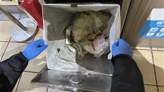 少年自認好玩　燒衛生紙丟捷運垃圾桶縱火