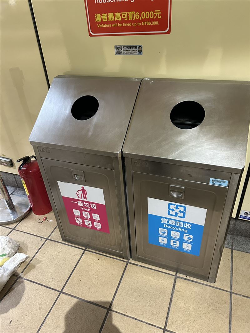 15歲少年以打火機點燃衛生紙丟進頂溪捷運站內的垃圾桶。（圖／翻攝畫面）