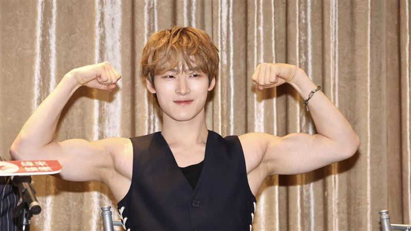 黃偉哲親送市長週邊　韓男團成員反應曝光