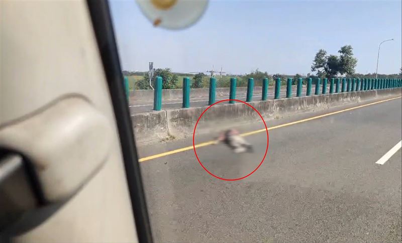 台82線自撞…甩出「破頭軀體」命危！