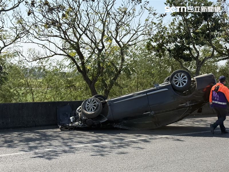 反作用力將轎車甩了好幾圈翻肚成廢鐵。（圖／翻攝畫面）