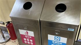 15歲少年以打火機點燃衛生紙丟進頂溪捷運站內的垃圾桶。（圖／翻攝畫面）