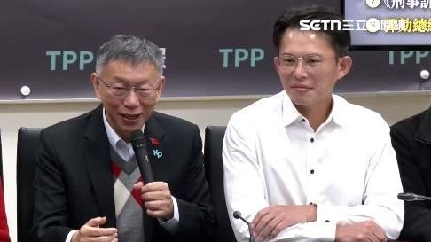 詹凌瑀說，黃國昌（右）在柯文哲（左）身邊只能全程陪笑，畫面真的太殘酷。（圖／翻攝畫面）