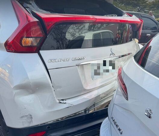 該起追撞事故造成4輛車連環撞，共有3名乘客受傷。（圖／翻攝畫面）