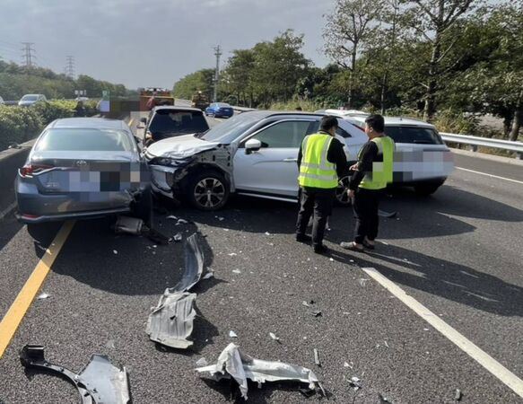 一輛車瞬間停駛打橫停在內側及中線車道上又遭追撞。（圖／翻攝畫面）