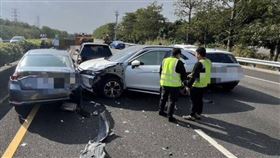國道1號,連環撞,轎車,,女童,口鼻流血,送醫,追撞（圖／翻攝畫面）