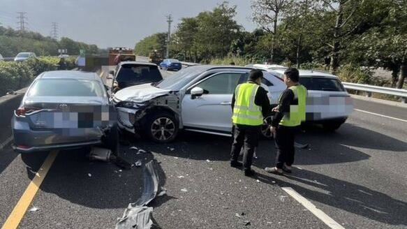 國道一號4車連環撞！2歲女童口鼻流血送醫