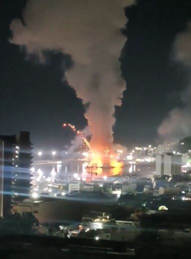 委內瑞拉首都卡拉卡斯3日凌晨遭空襲，橘色火光照亮黑夜。（圖／翻攝自X平台 @BaateinStockKi）