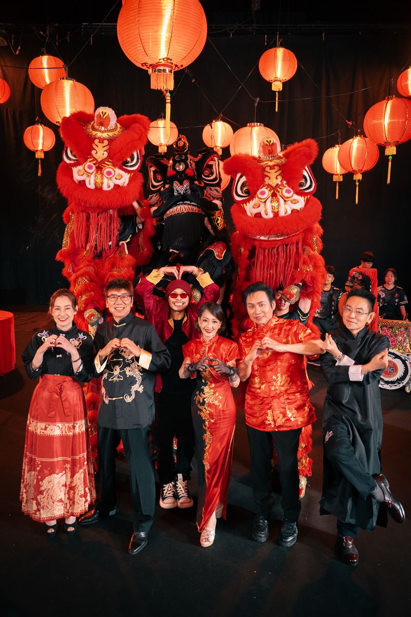 〈馬來西亞的新年〉集結小鳳鳳(左起)、張少林、黃明志、劉珺兒、姚乙、黃文升演唱。(圖/亞洲通文創提供)