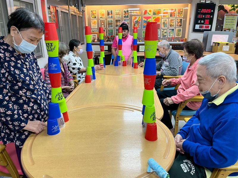 春節期間假期長，建議家屬制定一套生活模式，協助長者盡可能維持規律的生活步調。（圖／失智老人基金會提供）