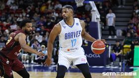 PLG例行賽，富邦勇士洋將辛特力持球組織攻勢。（圖／記者劉彥池攝影）