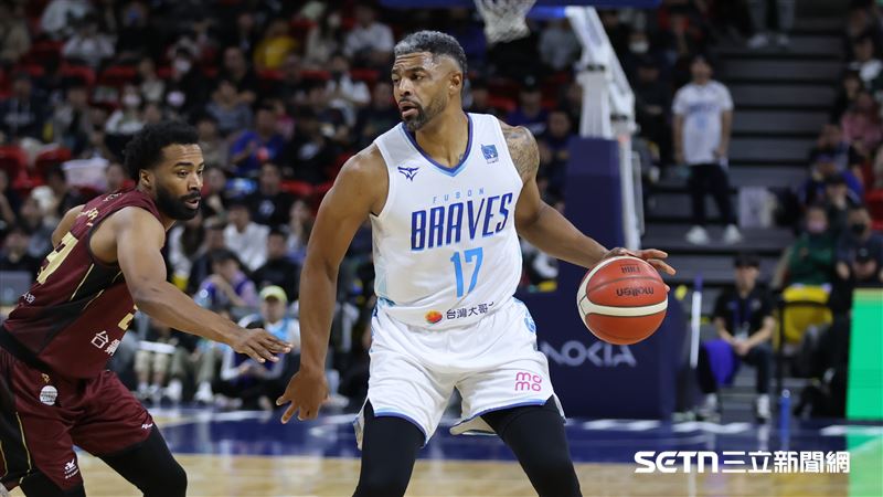 PLG例行賽，富邦勇士洋將辛特力持球組織攻勢。（圖／記者劉彥池攝影）