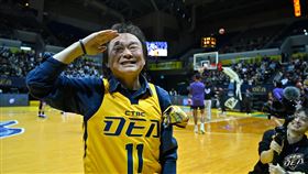 立委王世堅為中信特攻開球。（圖／中信特攻提供） 