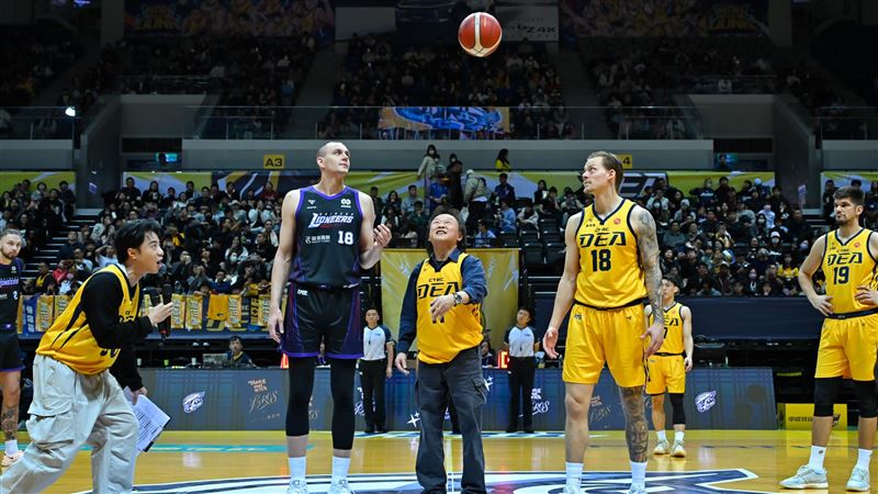 立委王世堅為中信特攻開球。（圖／中信特攻提供）