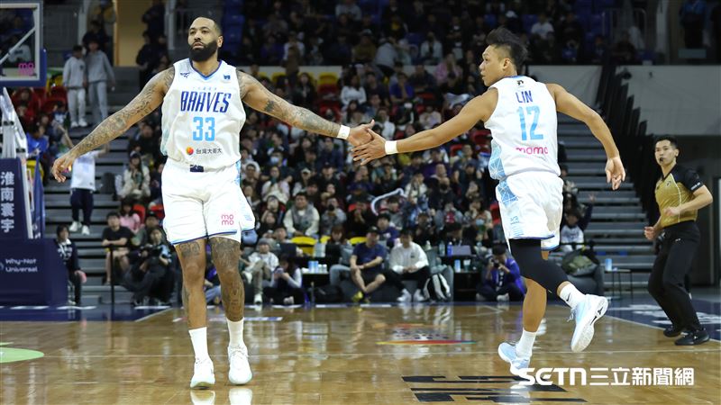 PLG例行賽，富邦勇士前鋒林志傑投進三分球和隊友哥倫特擊掌。（圖／記者劉彥池攝影）