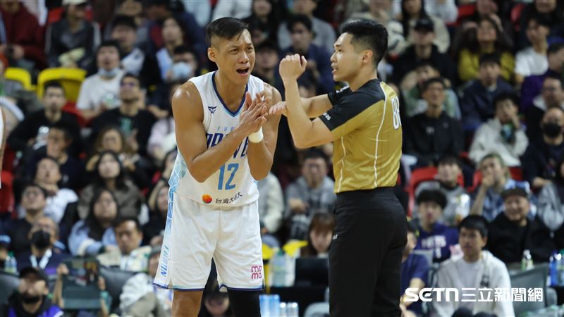 PLG例行賽，富邦勇士前鋒林志傑和裁判討論吹判尺度。（圖／記者劉彥池攝影）