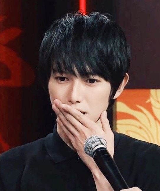 網友討論熱烈，有人質疑爆料可信度：「過去十年都沒說過，現在才說？」（圖／翻攝自本鄉奏多IG）